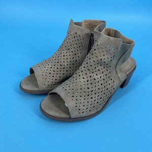 Torrid Heels Size 8W Block Heeled Peep Toe Laser Cut Sandals Tan Faux Suede